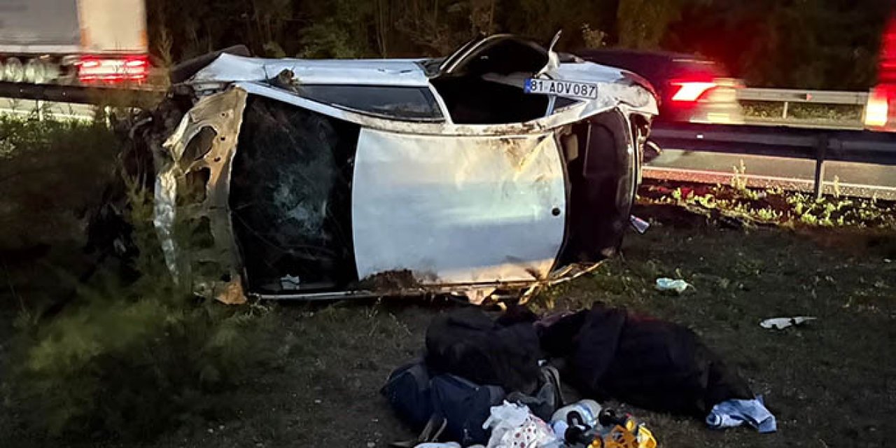 Sakarya Hendek'te otomobil refüje çarpıp devrildi, 1 ölü, 4 kişi yaralı