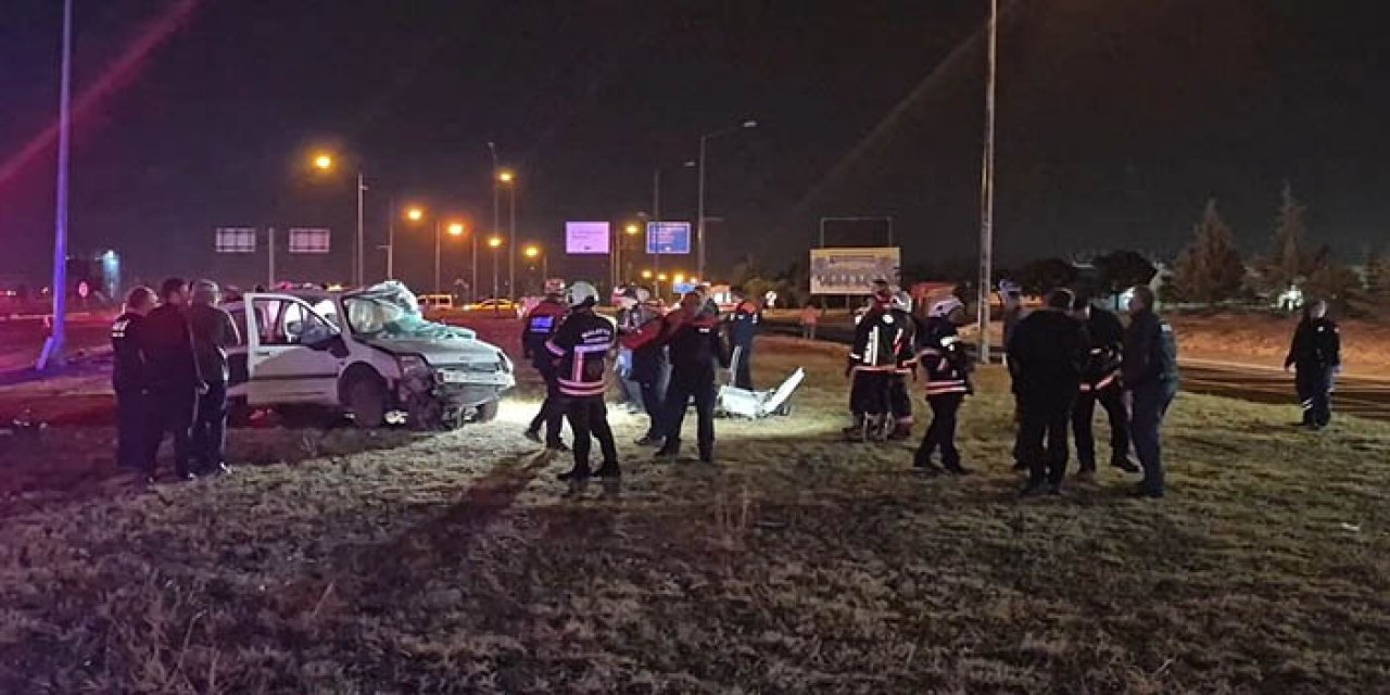 Otobüs ile çarpışan hafif ticari araçtaki karı-koca öldü; 3 yaralı