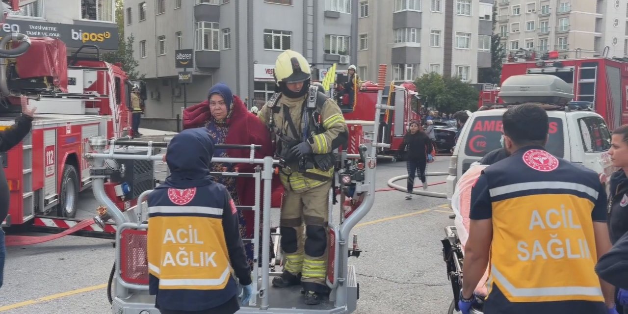 Kadıköy’de 8 katlı binada yangın: Mahsur kalan 14 kişi tahliye edildi