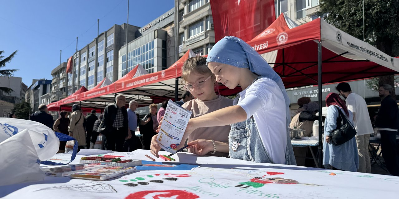 Çocuklar Filistinli yaşıtları için çizim yaptı