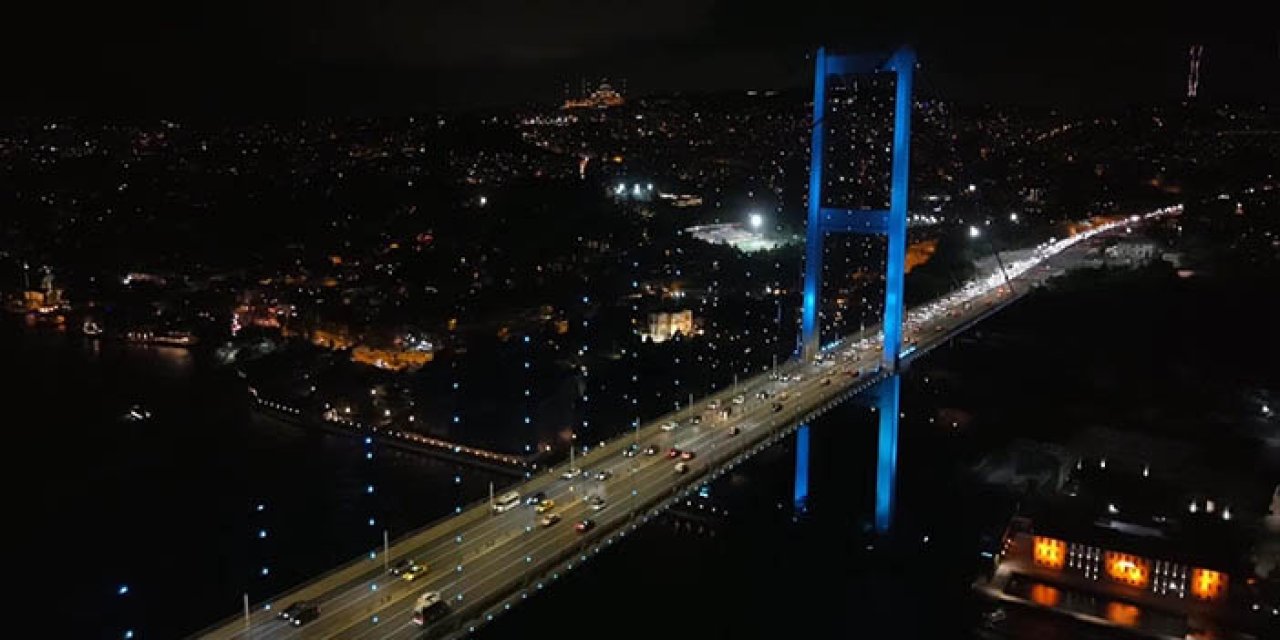 İstanbul Boğazı’ndaki köprüler turkuaz renge büründü