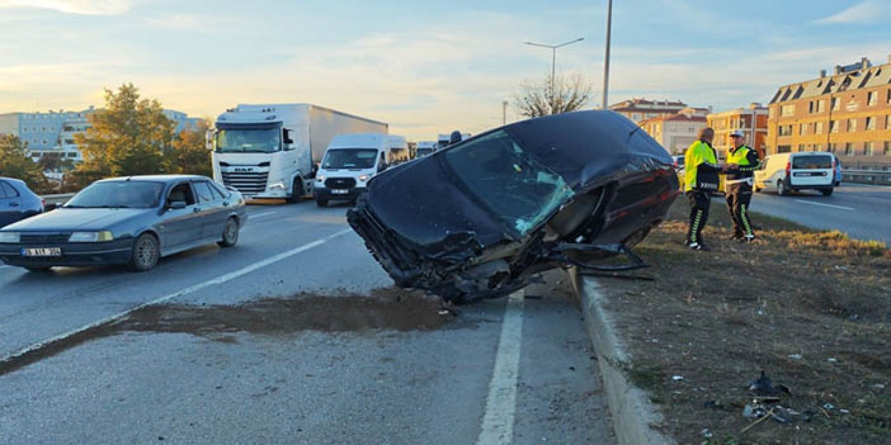 Eskişehir-Ankara yolunda tırla çarpışan otomobil refüje devrildi, sürücü yaralandı