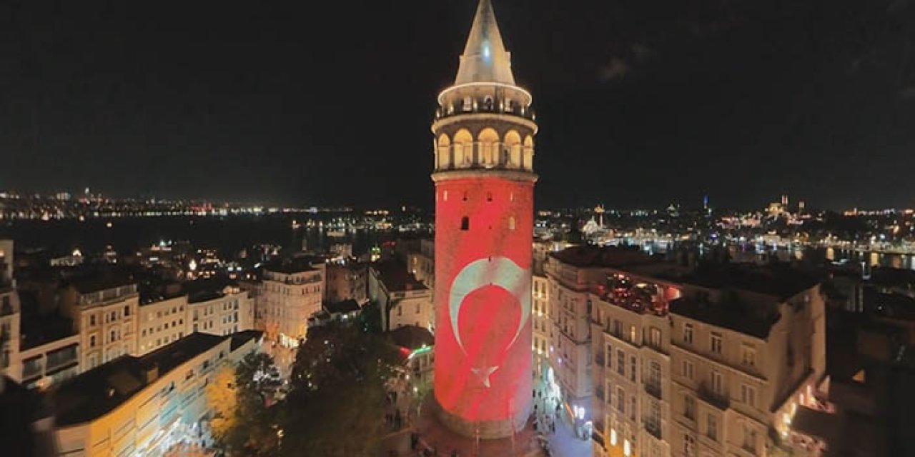 Galata Kulesi, İstanbul'un kurtuluşunun 103’üncü yıl dönümü nedeniyle Türk bayrağıyla ışıklandırıldı