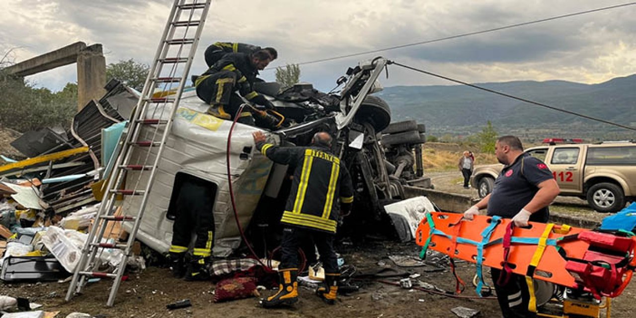 Kargo kamyonu köprüden düştü: 2 yaralı