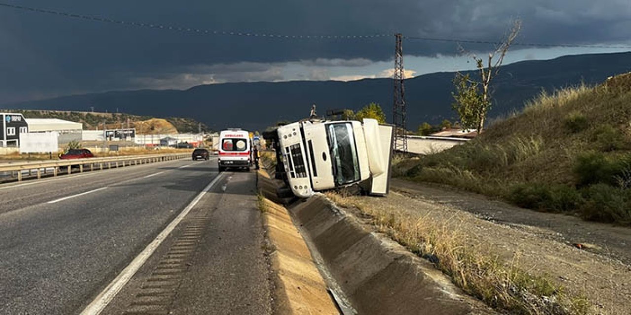 Tosya D100’de kamyon yan yattı: 2 yaralı