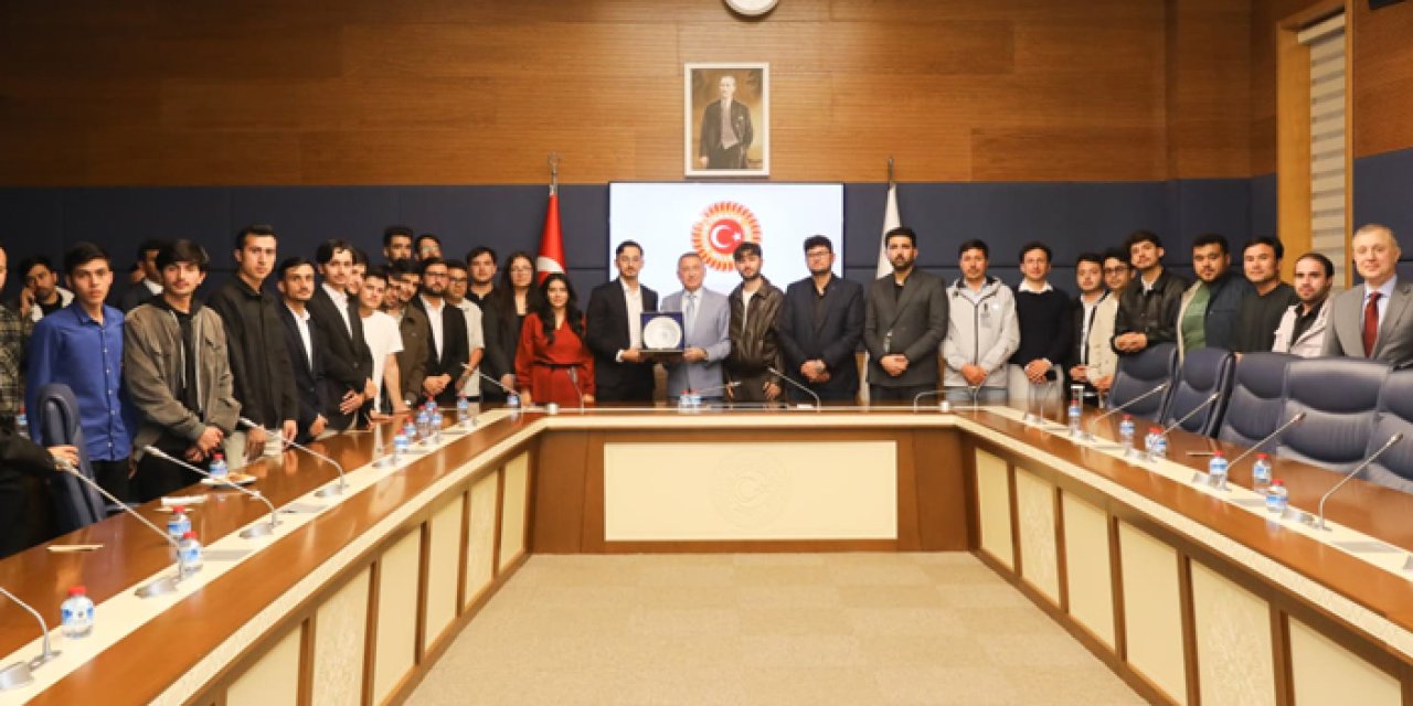 Fuat Oktay’dan Afgan öğrencilere Türkiye mesajı