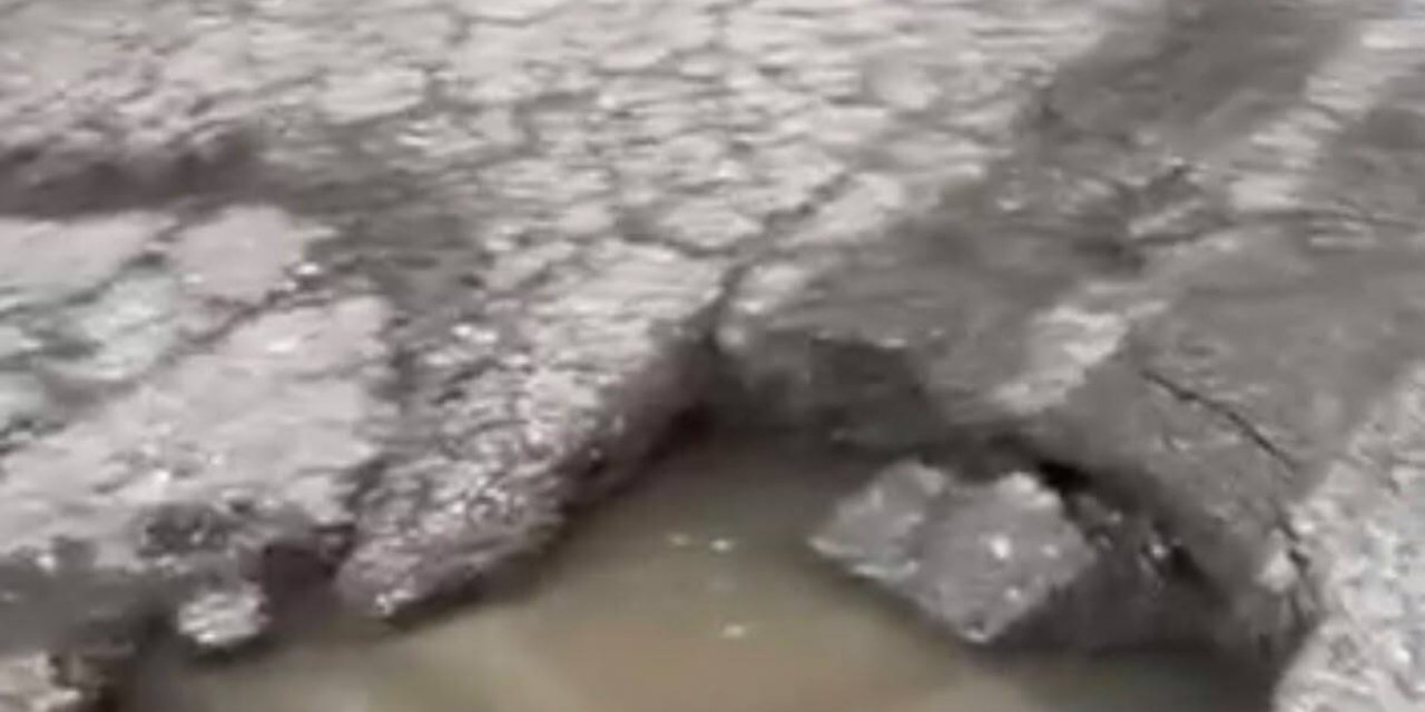 Maltepe’de yol çöktü, İETT otobüsü oluşan çukura saplandı