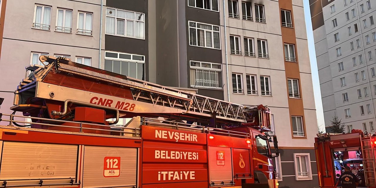Nevşehir'de apartman yangını: Dumandan etkilenen 6 kişiye müdahale edildi