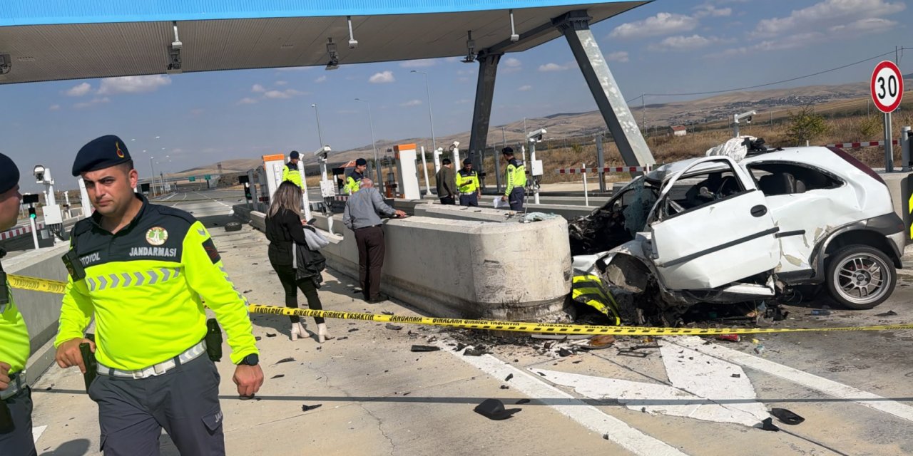Otomobil gişe bariyerine çarptı: 1 kişi yaşamını yitirdi