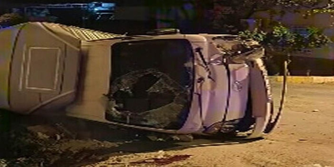 Kamyonet aydınlatma direğine çarptı; 1 ölü, 1 yaralı