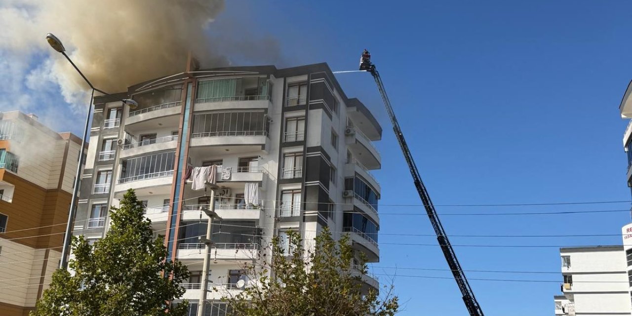 8 katlı binanın çatısında çıkan yangında mahsur kalan 7 kişi kurtarıldı