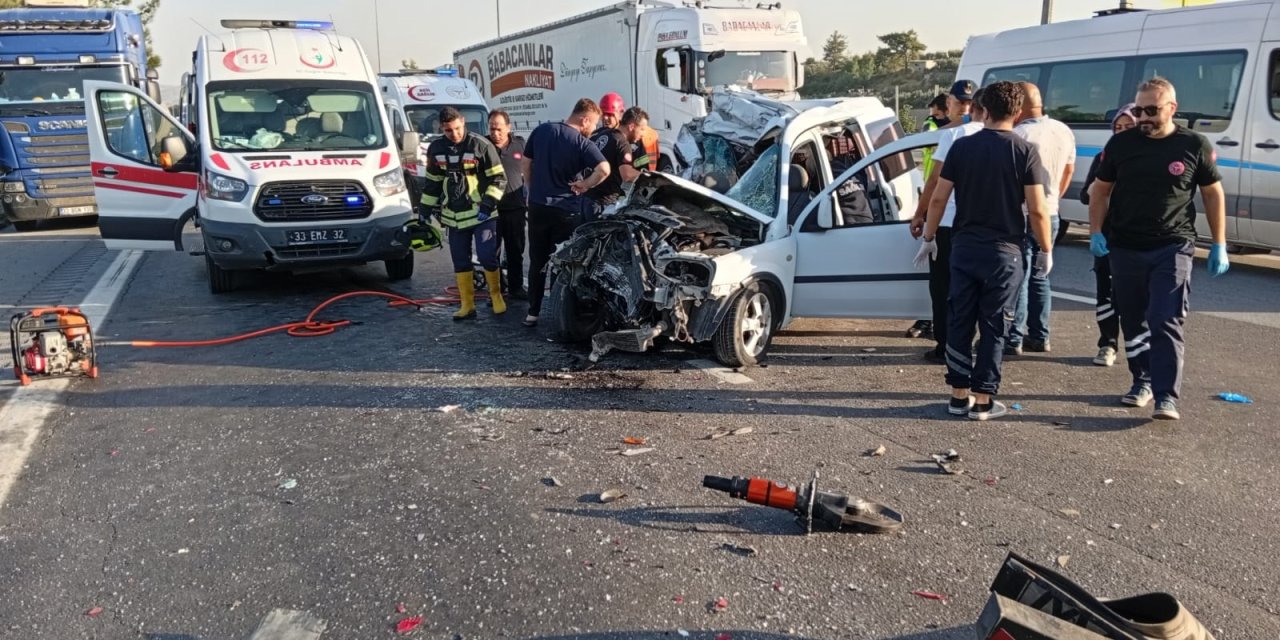 Mersin’de hafif ticari araç tıra arkadan çarptı: 2 kişi öldü, 1 kişi ağır yaralandı