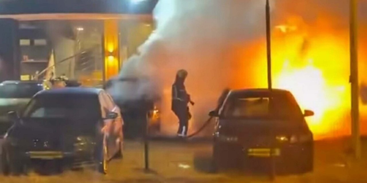 Kuşadası’nda park halindeki 2 otomobil ateşe verildi