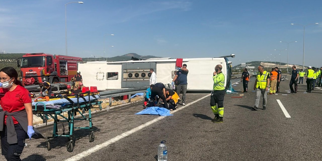 Manisa' da tur otobüsü ile çekici çarpıştı : 11 ölü