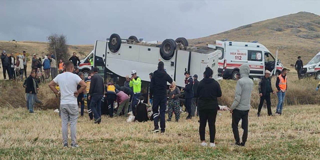 Afyonkarahisar'da midibüs, şarampole devrildi: 25 yaralı