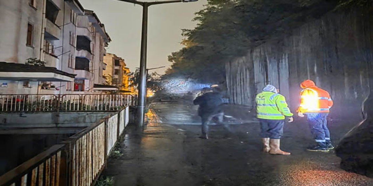 Zonguldak'ta istinat duvarı çöktü: 3 araç hasar gördü
