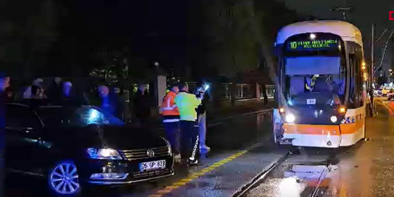 Eskişehir’de tramvayla otomobil çarpıştı; 2 yaralı