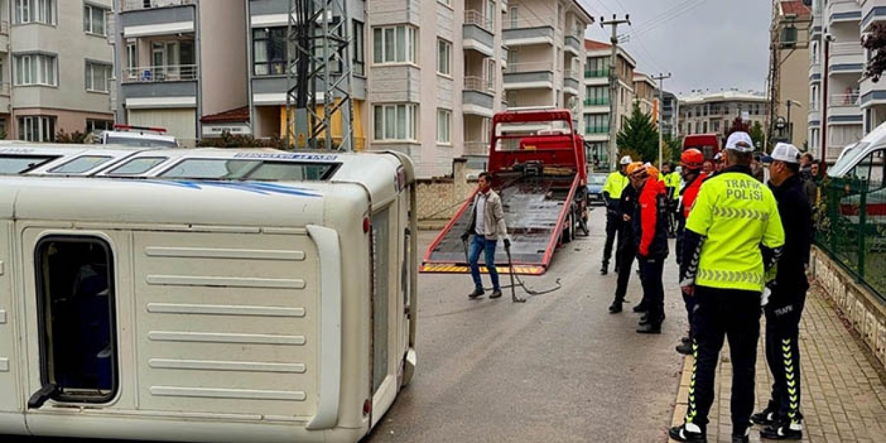 Çarpışan 2 minibüsten biri devrildi: 16 yaralı