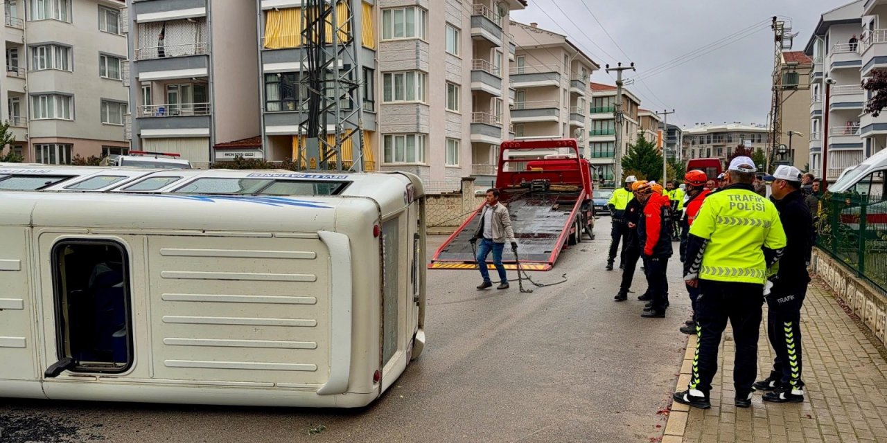 İki minibüs çarpıştı, biri yan yattı: 16 kişi yaralandı