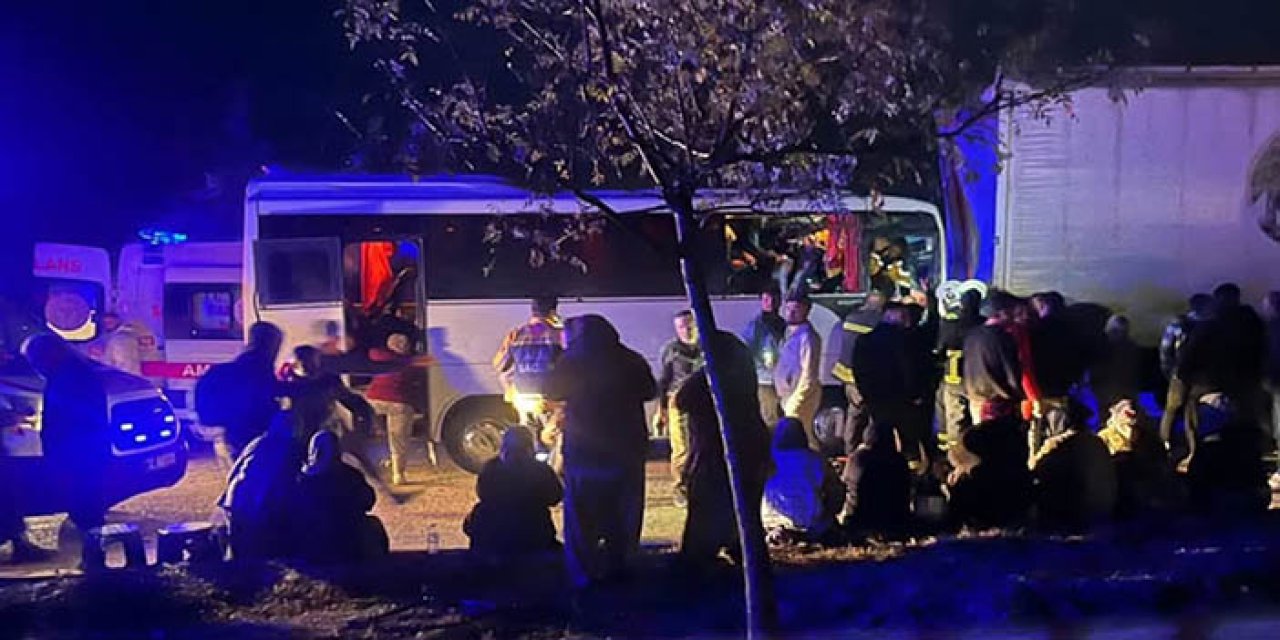 Tarım işçilerini taşıyan midibüs ile tır çarpıştı: 17 yaralı