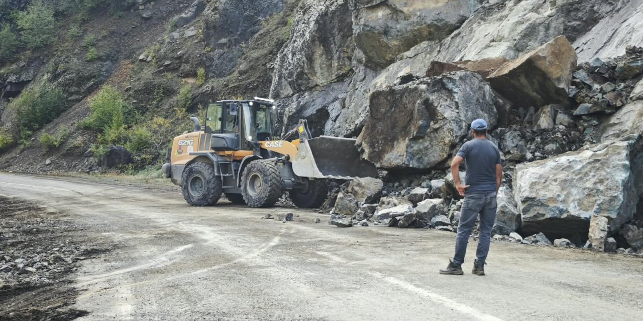 Artvin’de heyelan köy yolunu trafiğe kapattı