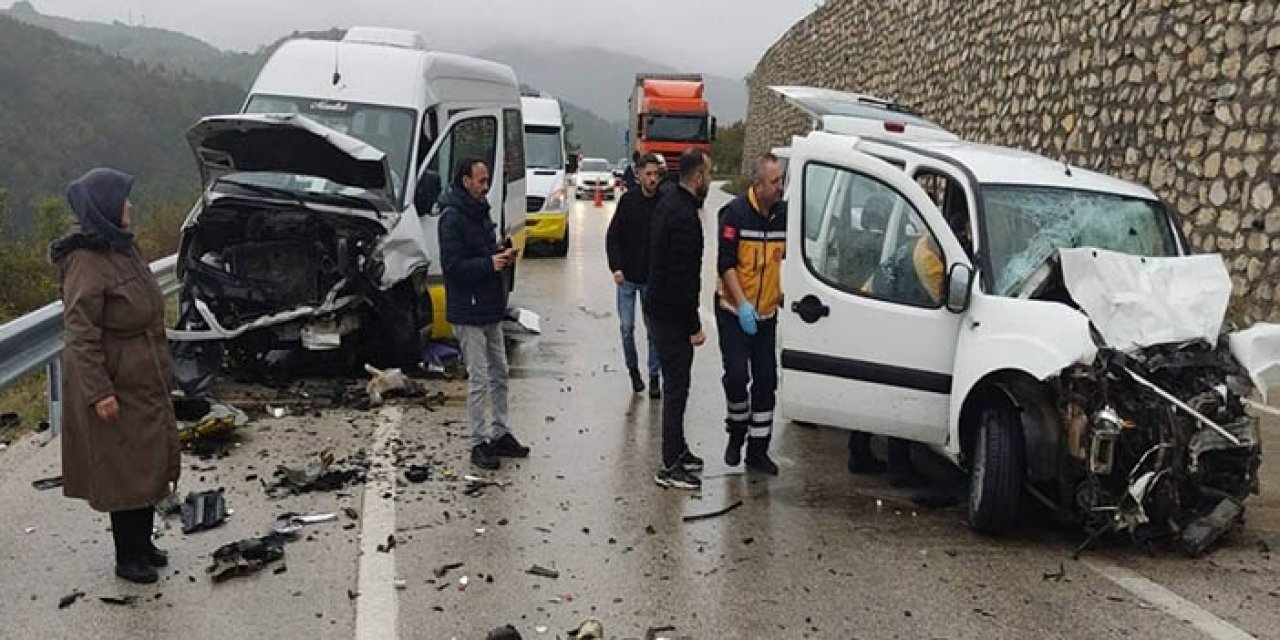 Yolcu minibüsüyle hafif ticari araç kafa kafaya çarpıştı: 1 ölü, 10 yaralı