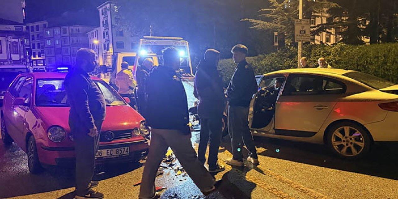 Ankara Çubuk'ta Kaymakamlık önünde iki otomobil çarpıştı, 2 kişi yaralandı