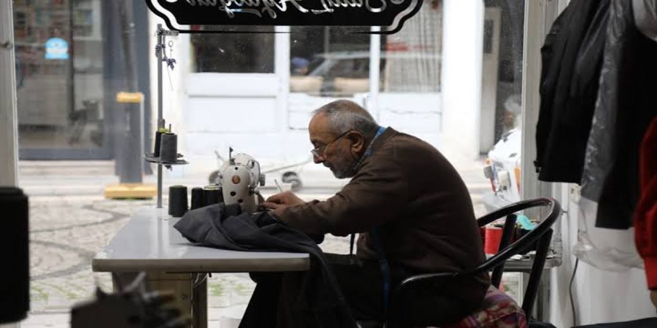Çubuk'ta 74 Yaşındaki Terzi 61 Yıldır İğne İplikle Geçimini Sağlıyor