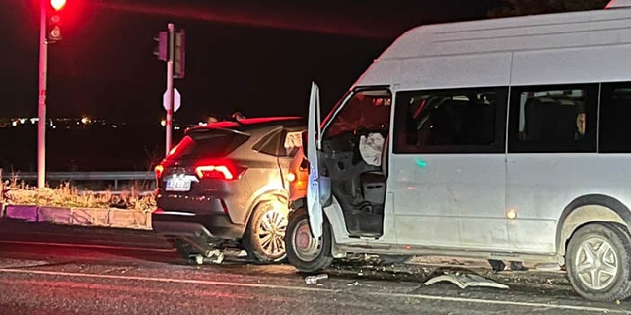 Adıyaman’da otomobil ile minibüs çarpıştı; 15 yaralı