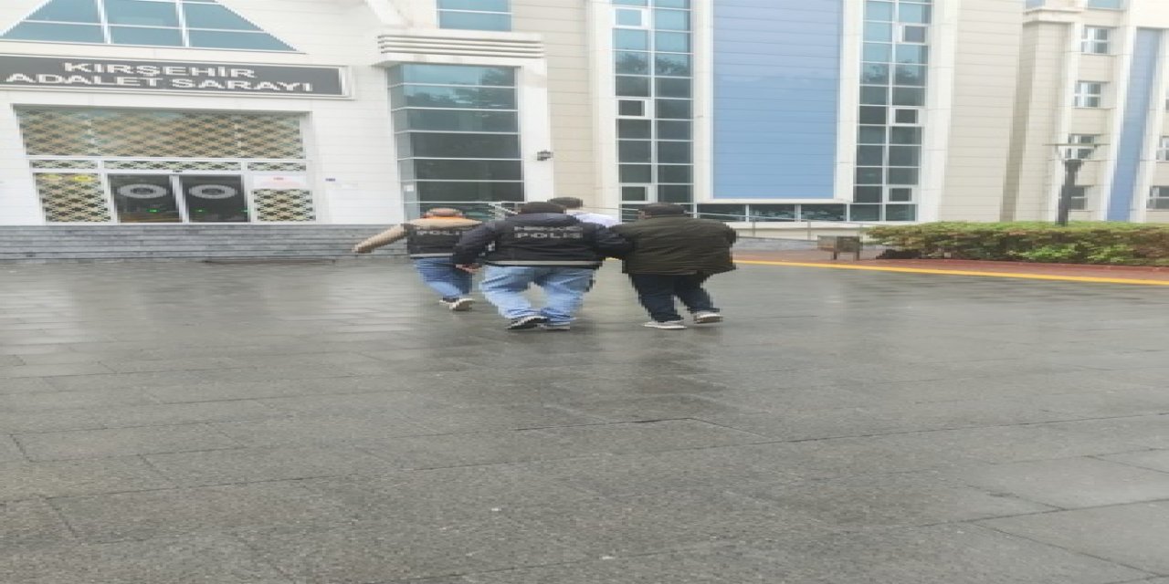 Midesinde uyuşturucu kapsülleri bulunan 2 zanlı tutuklandı