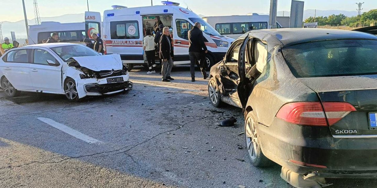 Malatya’da iki otomobil çarpıştı: 1’i ağır 6 kişi yaralandı