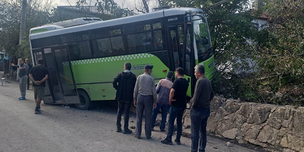 Özel halk otobüsü duvara çarptı: 10 yaralı