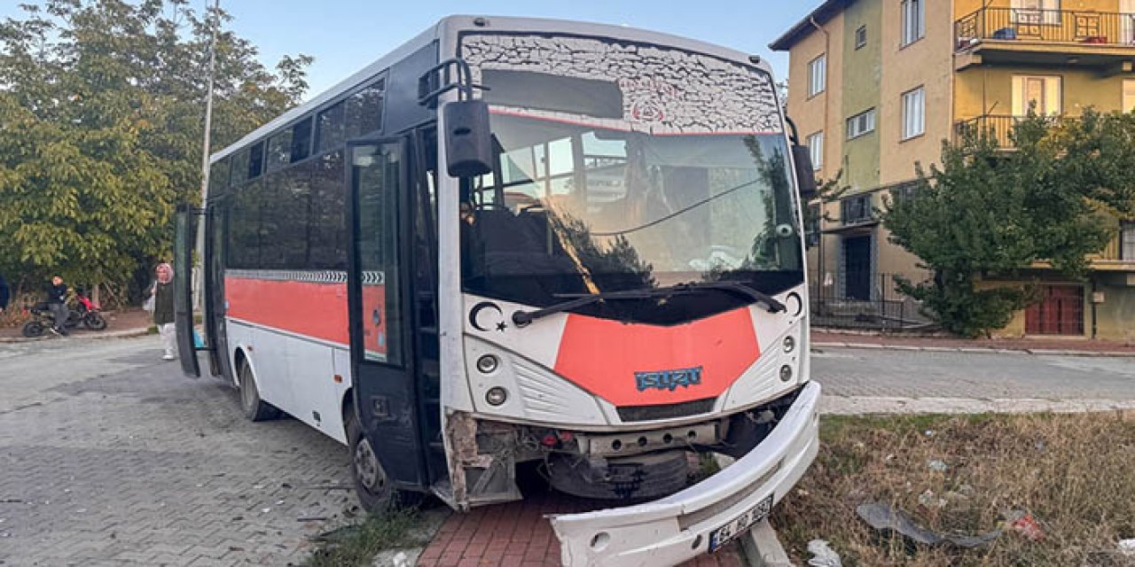Uşak'ta yolcu midibüsü otomobille çarpıştı, 4'ü çocuk 7 kişi yaralandı