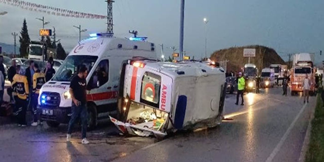 Çorum'da ambulans ile otomobil çarpıştı: LPG tankı yola savruldu