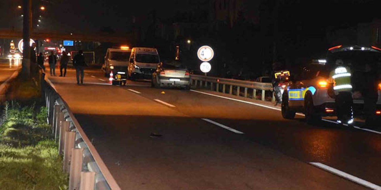 Sakarya Hendek'te D-100'de otomobil yaşlı kadına çarptı, kadın yaşamını yitirdi