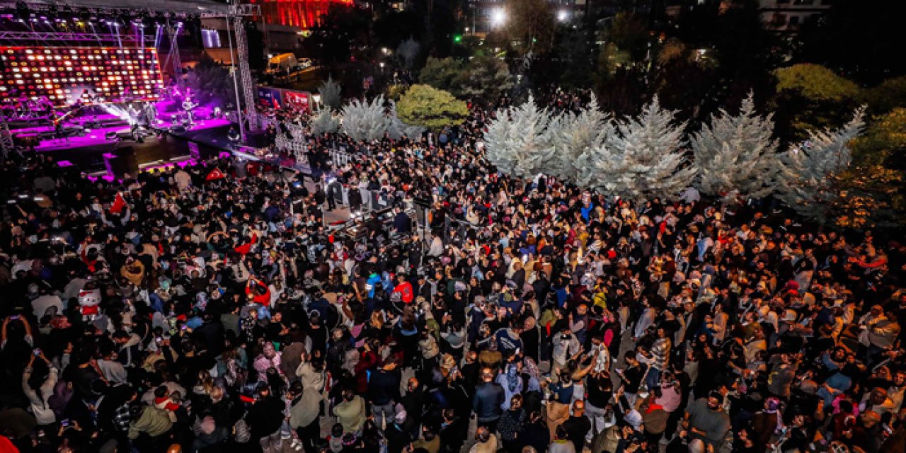 Yenimahalle’de Cumhuriyet coşkusu Zara konseriyle başladı