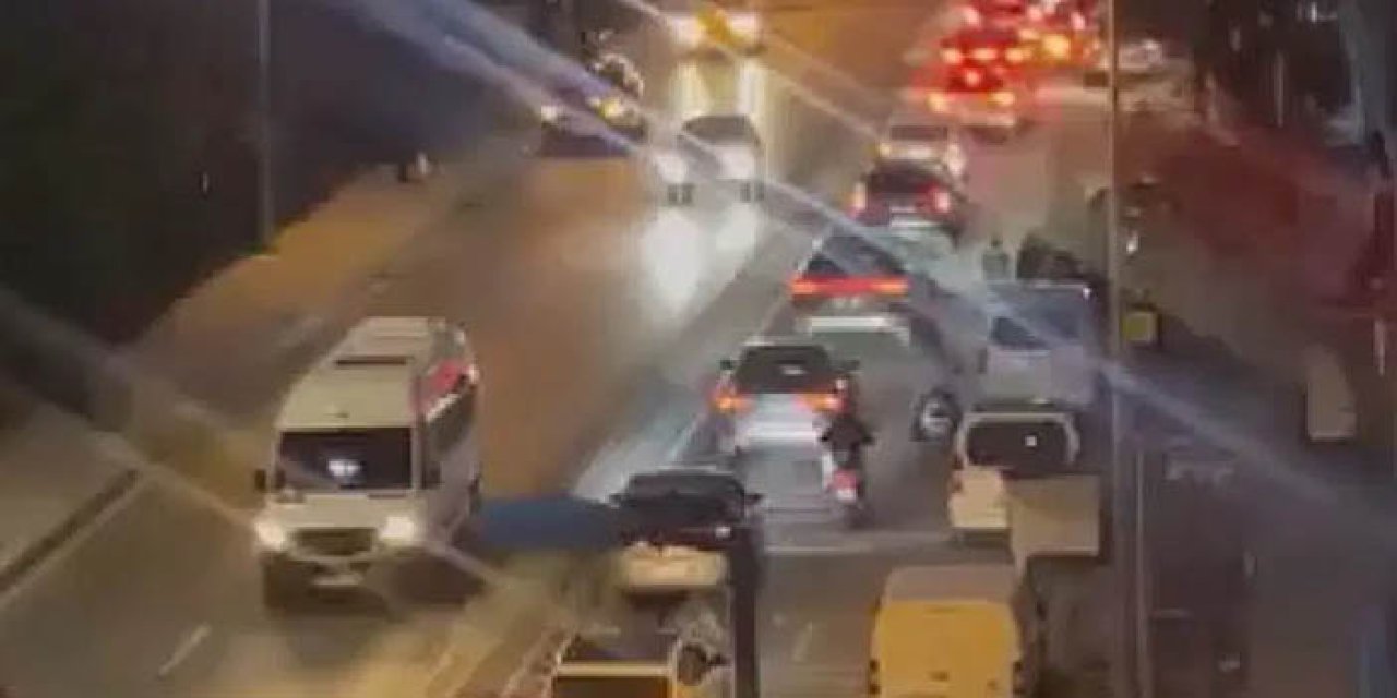 Bayrampaşa'da yol çöktü: Mahsur kalanlar var