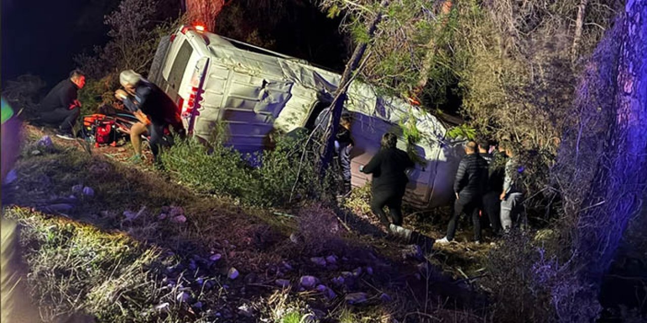 Minibüs şarampole devrildi: 15 yaralı