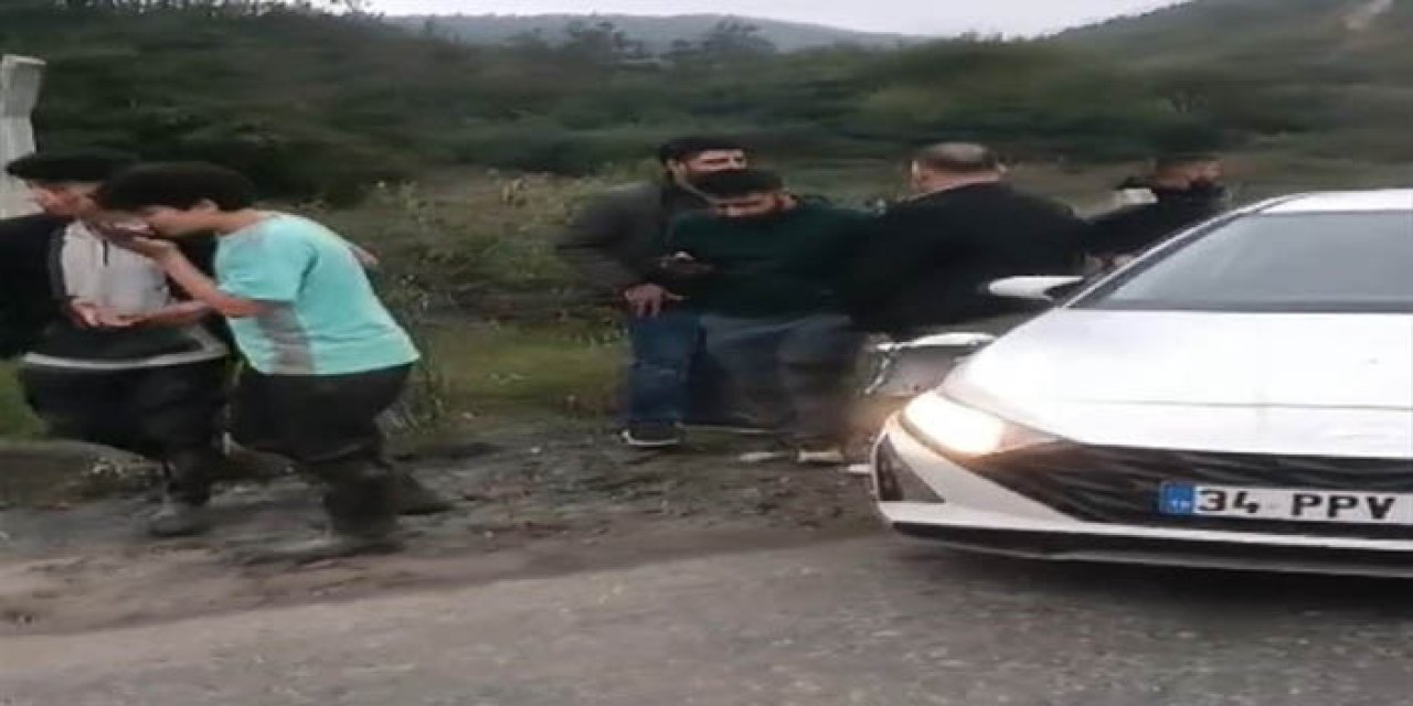 Arnavutköy’de otomobil ata çarptı; 3 yaralı