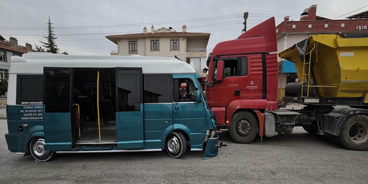 Yolcu minibüsü ile hafriyat kamyonu çarpıştı: 10 yaralı