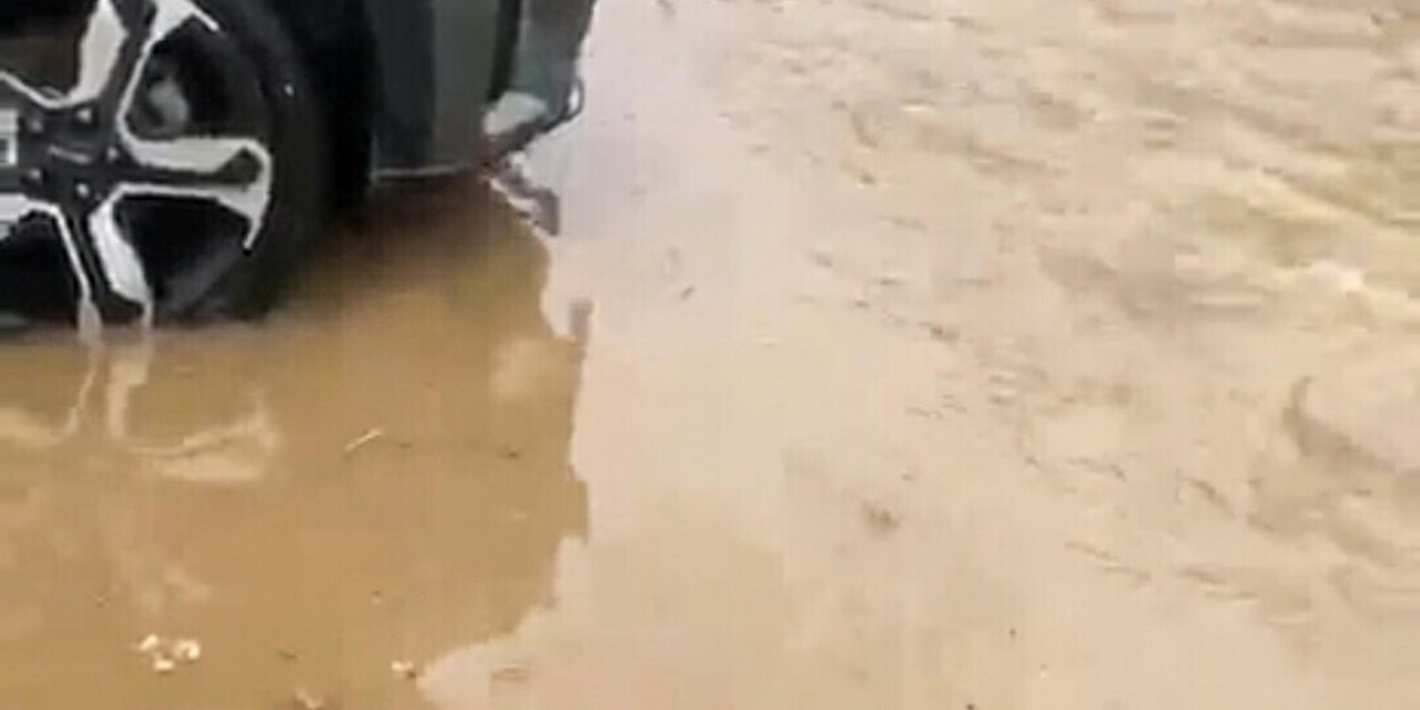 Datça’da sağanak yolları suyla kapladı