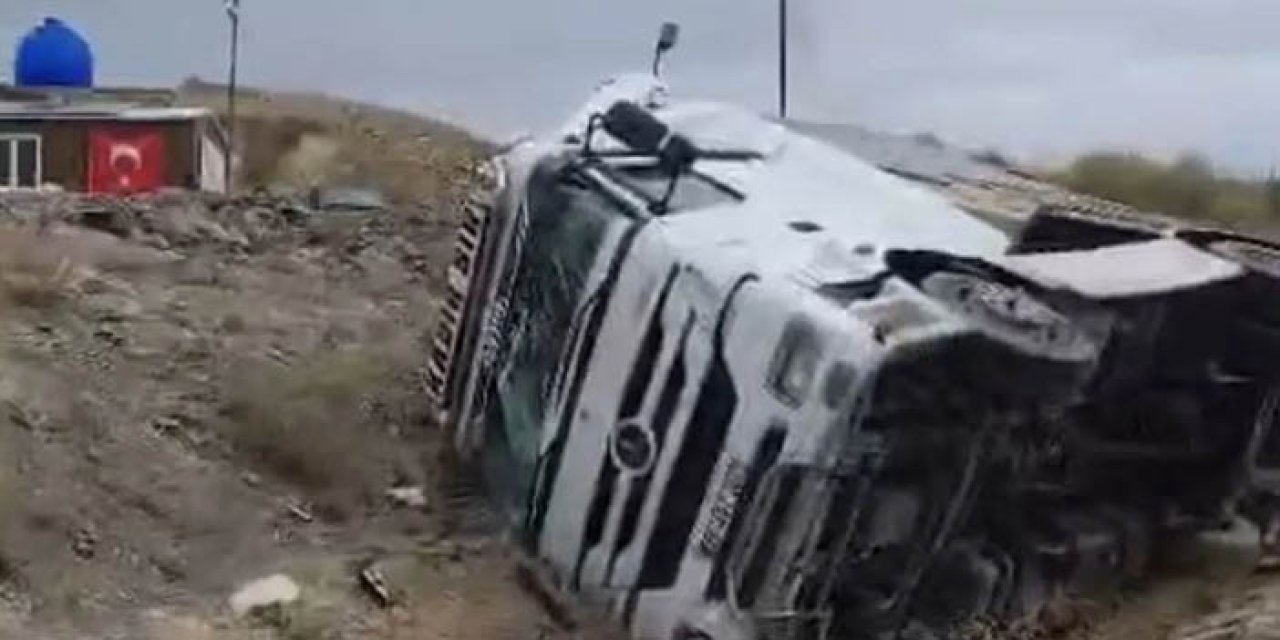 Ankara’da tır devrildi sürücüsü yaralandı