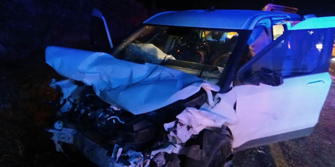 Mardin’de hafif ticari araç ile otomobil çarpıştı: 1 ölü, 3 yaralı