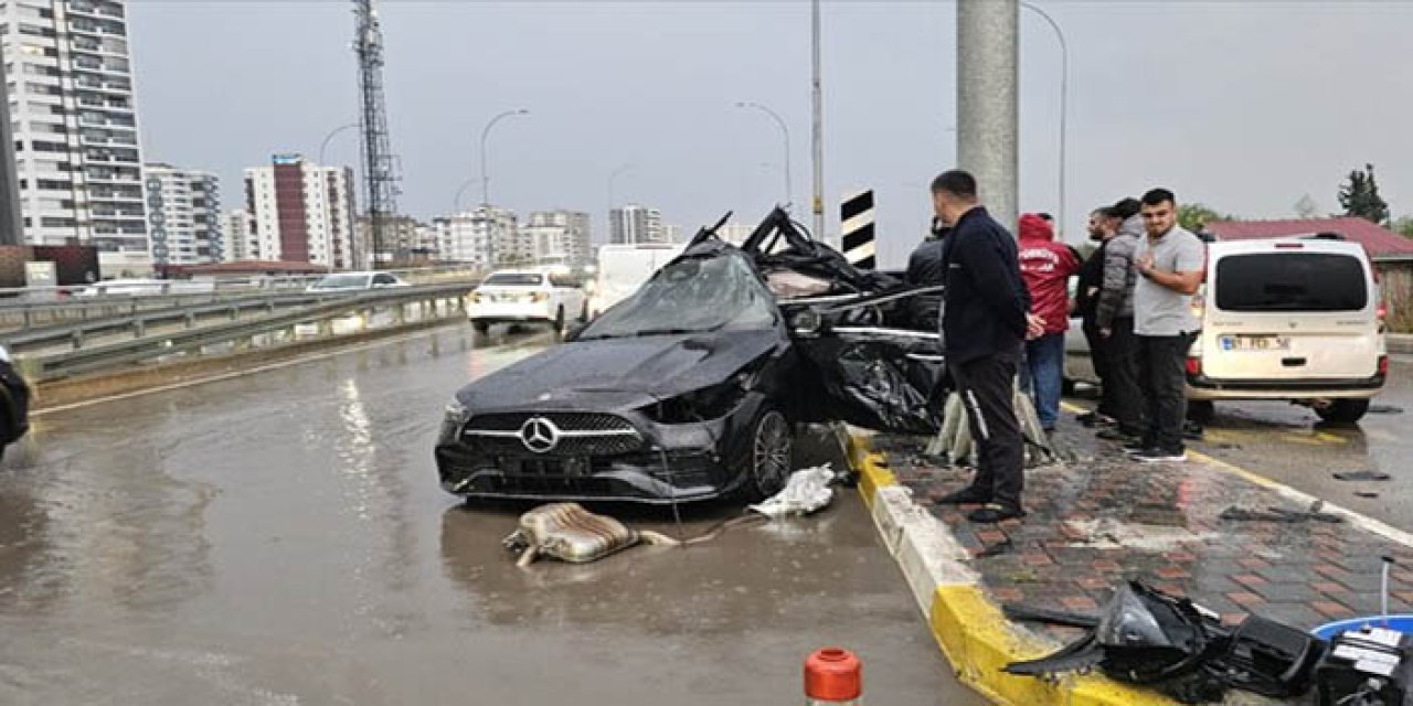 Yön tabelasının direğine çarpan otomobilin sürücüsü öldü