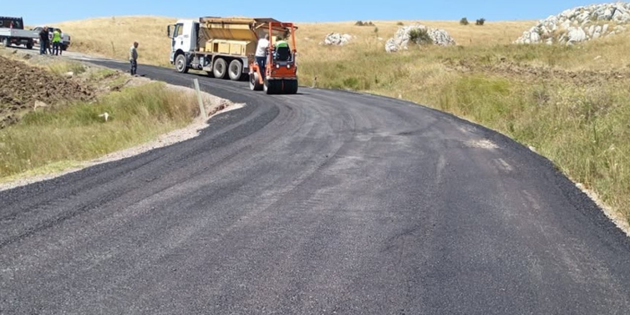 Elmadağ’da yol seferberliği: Asfalt ve bakım çalışmaları sürüyor