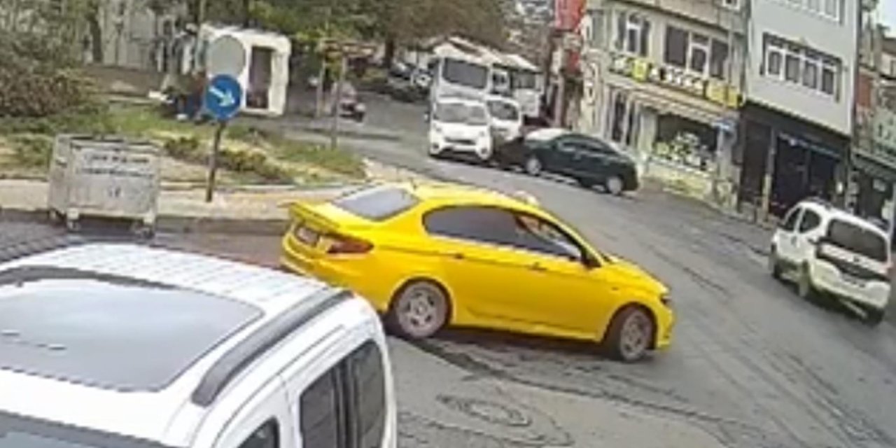 Hafif ticari araç ile otomobil çarpıştı: 2 yaşındaki çocuk yaralandı