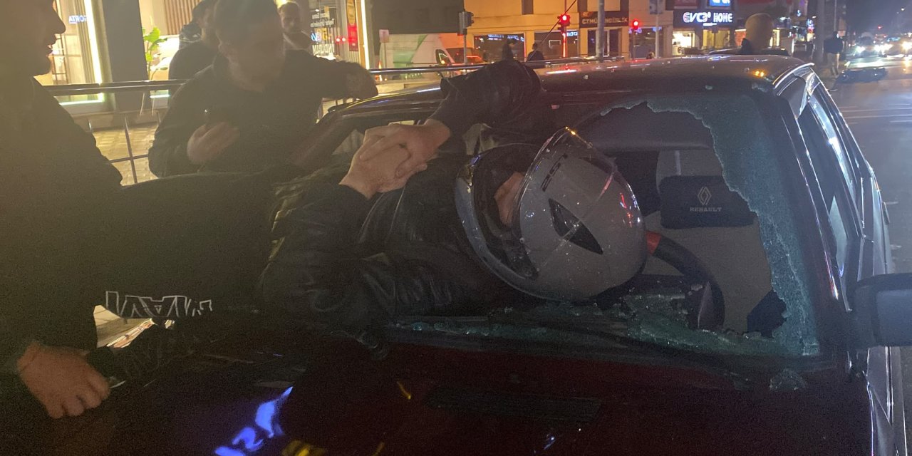 Motosikletli, çarpıştığı otomobilin ön camından içeri savruldu