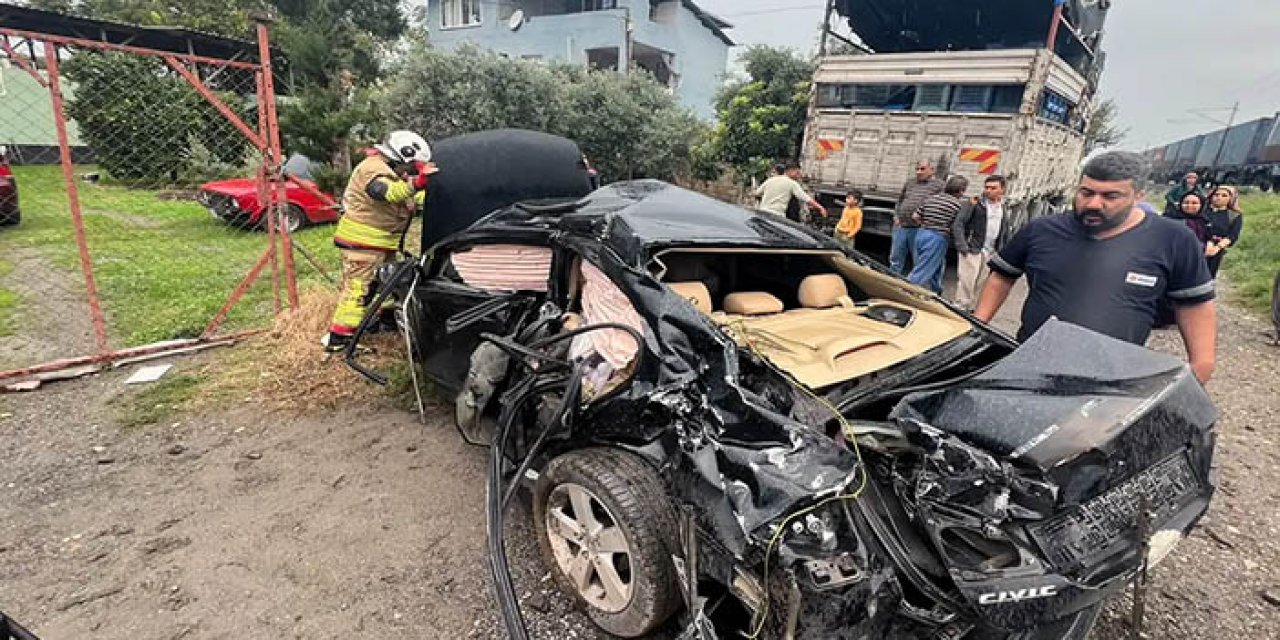 Hemzemin geçitte, tren otomobile çarptı; 2 yaralı