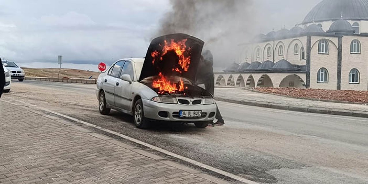 Seyir halindeyken alev alan otomobil kullanılamaz hale geldi