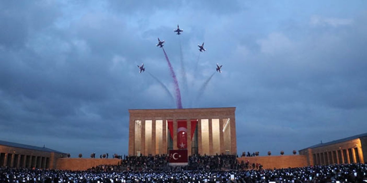Cumhuriyet Bayramı’nda Türk Yıldızları'ndan Anıtkabir’de saygı uçuşu